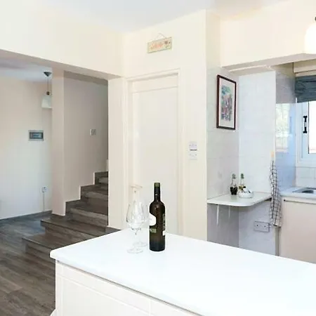 Beautiful Maisonette At Very Quiet Area Between And Konnos!